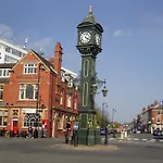 Comfy 2-Bedroom Apartment With Parking & Balcony In Jewellery Quarter, Birmingham
