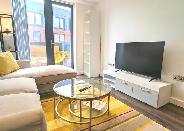 Comfy 2-Bedroom Apartment With Parking & Balcony In Jewellery Quarter, Birmingham