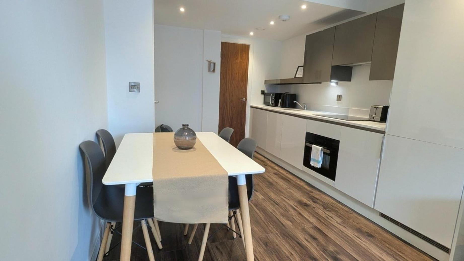 Comfy 2-bedroom With Parking & Balcony In Jewellery Quarter, Apartment Birmingham