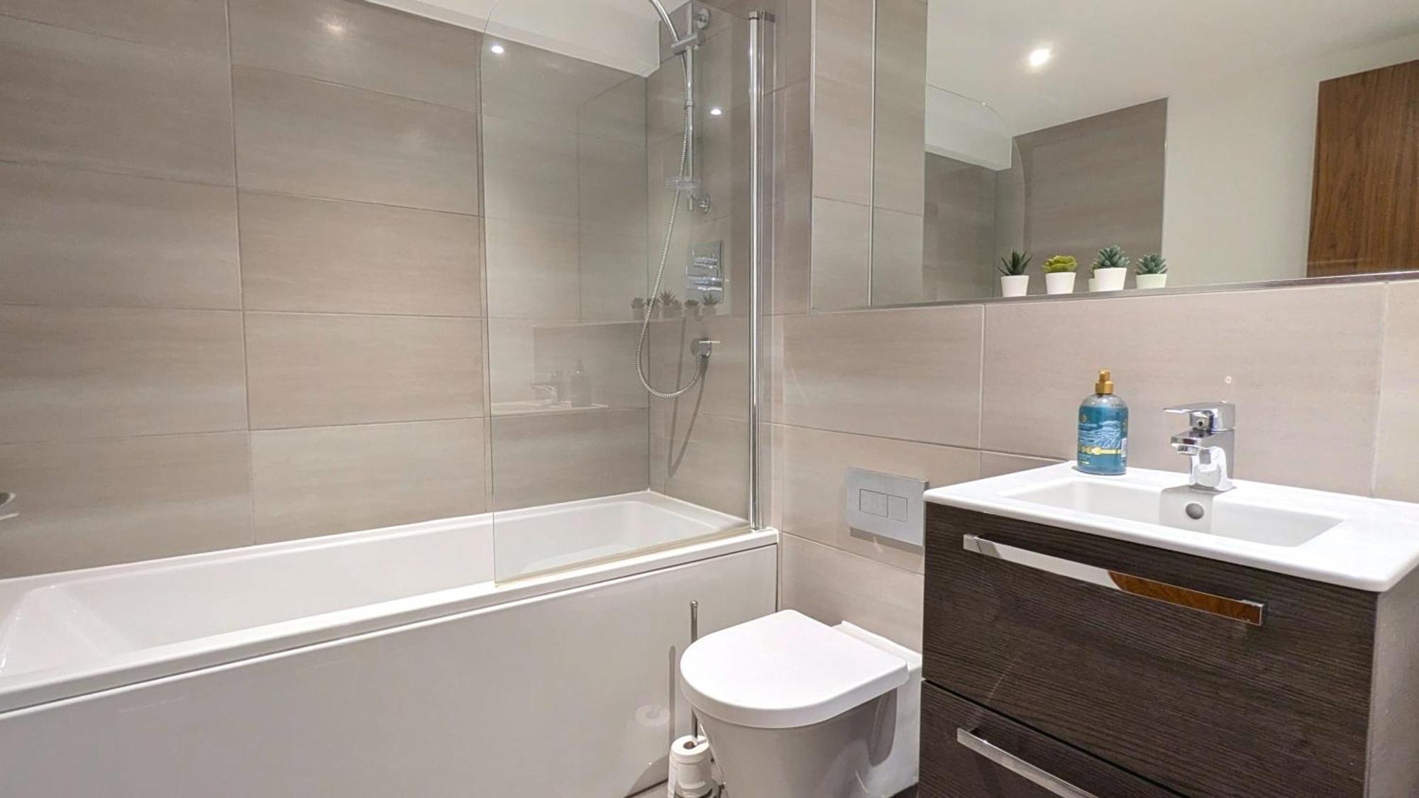 Comfy 2-bedroom With Parking & Balcony In Jewellery Quarter, *