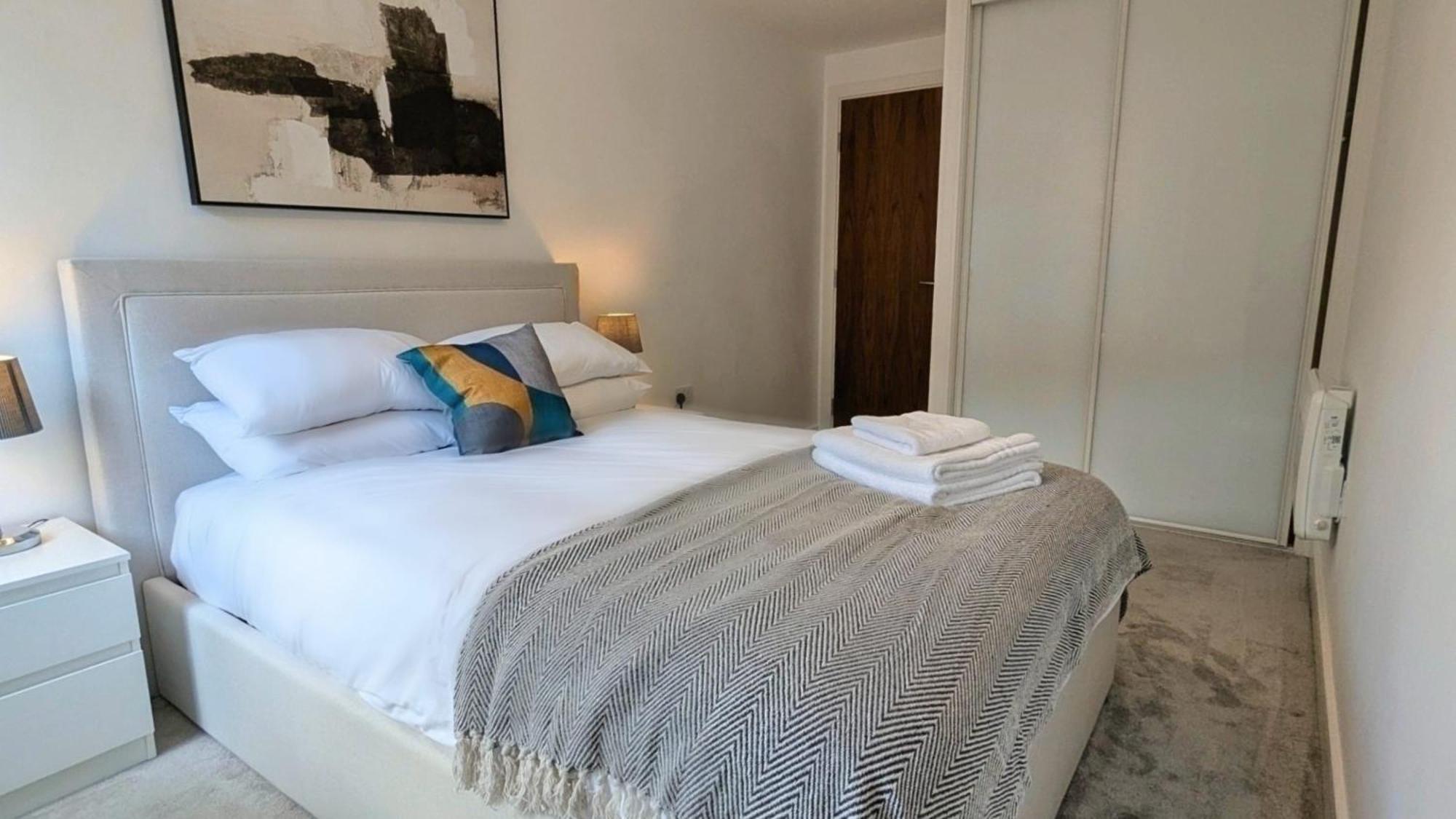 Apartment Comfy 2-bedroom With Parking & Balcony In Jewellery Quarter,